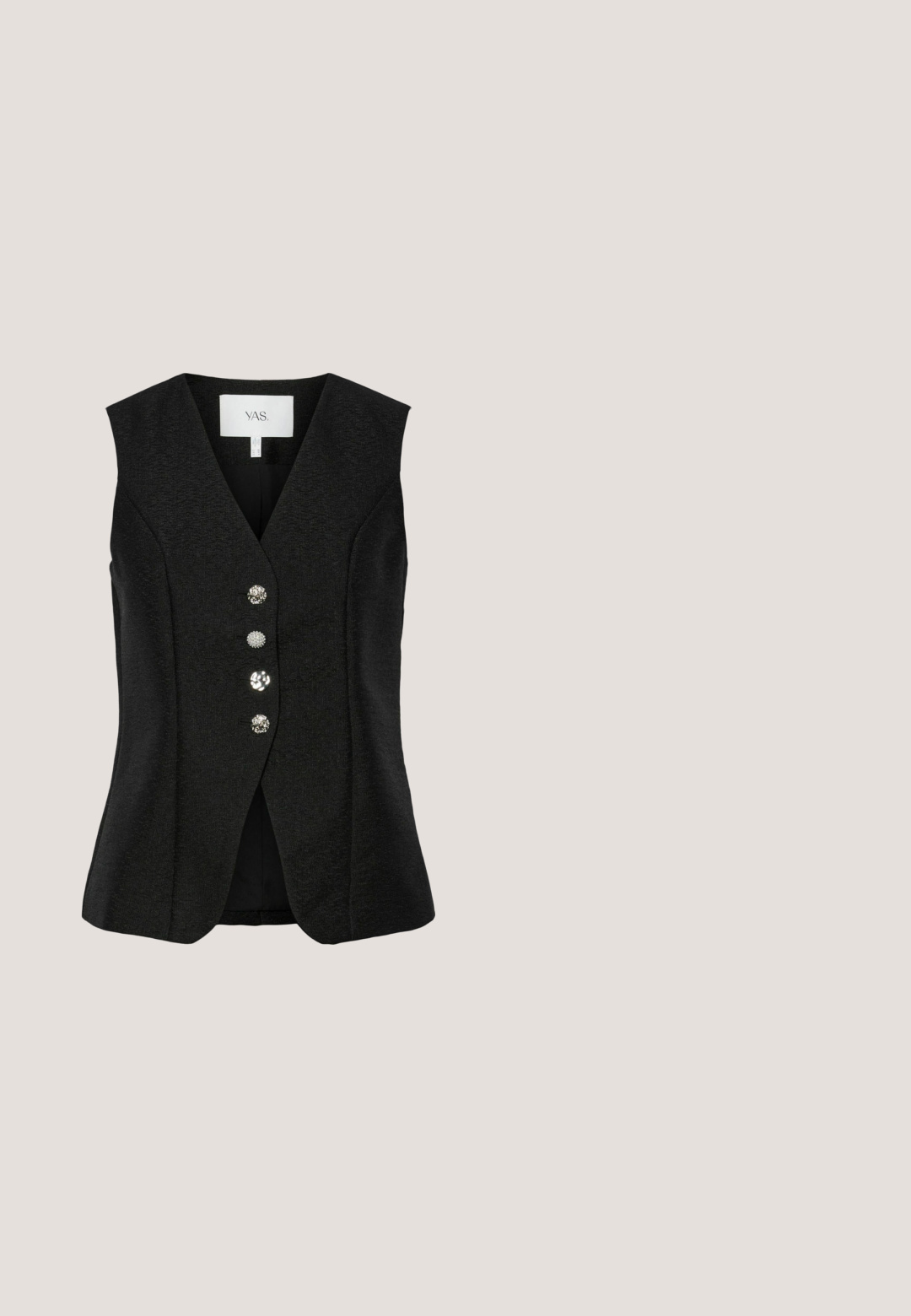 Zwarte mouwloze vest met een V-hals ontwerp, voorzien van vier decoratieve knopen met verschillende texturen aan de voorkant. Glad stofafwerking.; Zwarte top met korte mouwen van geperforeerde stof, met een ronde halslijn en een scalloped rand, versierd met gaten in een ruitpatroon.; Zwarte, wijde broek gemaakt van een gladde stof met twee voorzakken en een platte tailleband. Gepersonaliseerd ontwerp met een strakke silhouet.; Zwarte leren pump met spits toelopende neus, lage naaldhak en een ronde zwarte gesp met een dunne gouden rand aan de voorkant.; Zwarte Lancaster Paris leren handtas met gouden sluiting, bovenhandvat, afneembare band en aangehechte portemonnee tegen een witte achtergrond.; Fijn gouden armband met een centraal bedeltje in de vorm van een vierbladige klaver en een verstelbare sluiting met een klein vogelbedeltje.