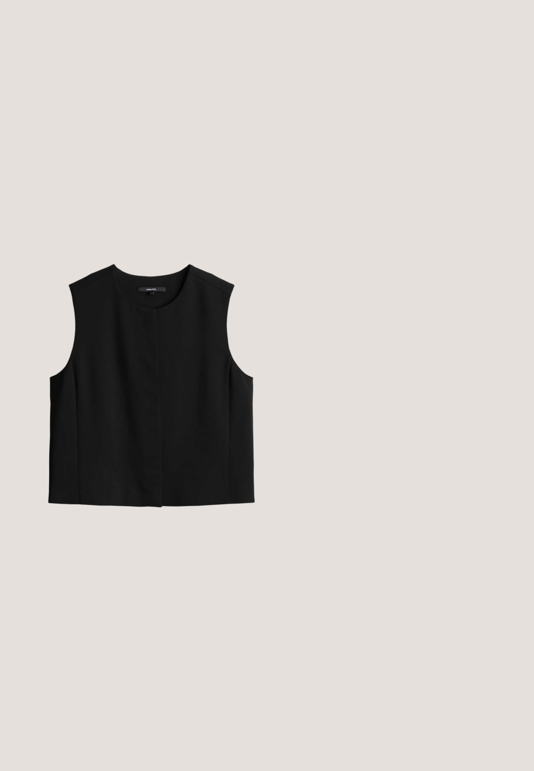 Zwart mouwloos cropped topje met ronde hals en eenvoudig ontwerp, plat gelegd op een witte achtergrond.; Zwart cropped mouwloos top met brede ronde halslijn en relaxte pasvorm, plat gelegd op een witte achtergrond.; Zwarte wijde broek met een gladde stof, een platte voorkant, riemlussen en zijzakken, ontworpen voor een relaxte pasvorm.; Zwarte leren slide-sandaal met drie brede banden, platte zool en een bruine binnenzool. Minimalistisch ontwerp met zichtbare stiksels langs de randen.; Zwarte zonnebril met vierkante montuur, donkere glazen en subtiele gouden accenten op de bovenhoeken van het montuur.; Zwarte geweven handtas met een gestructureerd ontwerp, voorzien van twee lange hengsels en een gestructureerde, ruime vorm.