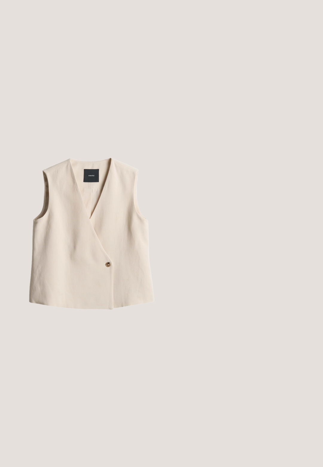 Beige mouwloos vest met een V-hals, wikkeldesign, enkele knoopsluiting en een zachte stoftextuur. Etiket zegt 'ooit'.; Witte top met korte mouwen en een ronde hals, gemaakt van een gestructureerde, geweven stof en met een losse pasvorm, geschikt voor casual kleding.; Beige wijde pantalon met voorplooien, een knoopsluiting en zijzakken. Gemaakt van een zachte, gladde stof met een getailleerde snit.; Beige leren slidesandalen met een kruisbandontwerp, platte zool en een bruine textuur-inlegzool, geschikt voor casual kleding.; Bruine cat-eye-zonnebril met donkere glazen en een klein gouden logo op de pootjes, getoond op een witte achtergrond.; Eenvoudige beige canvas tas met twee schouderriemen, rechthoekige vorm en zichtbare stiksels op een witte achtergrond.
