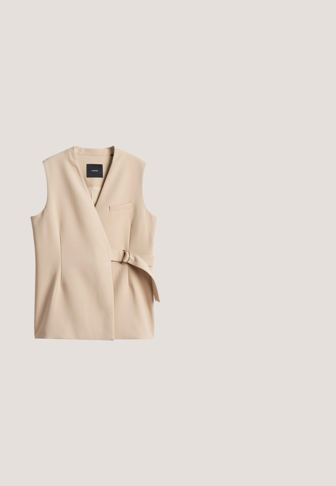 Beige ärmellose Weste mit V-Ausschnitt, Seitenriemen mit Metallring und kleinem Brusttasche, flach auf weißem Hintergrund liegend.; Weißes, strukturiertes Kurzarm-T-Shirt mit Rundhalsausschnitt, das eine lockere Passform bietet und keine sichtbaren Verschlüsse oder Muster aufweist.; Off-weiße Hosen mit weitem Bein, einem elastischen Bund und einem vorderen Kordelzug, präsentiert vor weißem Hintergrund.; Beige Wildleder-Slipper mit glatter Textur, abgerundetem Zeh und einer dünnen braunen Lederzwischensohle. Flache schwarze Gummisohle.; Schildpatt-Sonnenbrille mit breitem, kantigem Rahmen und braunen Gläsern. Sie verfügt über schmale Bügel mit einem glatten, glänzenden Finish.; Gestreifte schwarz-weiße rechteckige Tragetasche mit braunen Ledergriffen und Besatz, mit kleinem Leder-Markenetikett in der unteren Ecke.