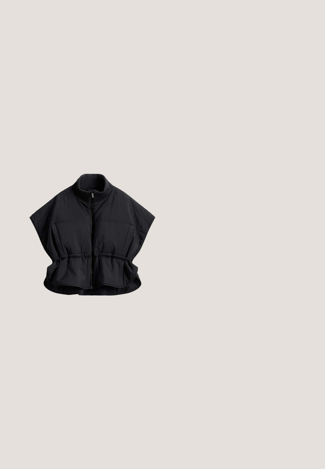 Schwarze gesteppte ärmellose Jacke mit hohem geripptem Kragen, Frontreißverschluss und geraffter Taille, flach auf weißem Hintergrund gezeigt.; Schwarzer Pullover aus weichem Material, mit langen Ärmeln, rundem Ausschnitt und seitlichen Taschenakzenten. Minimalistisches Design mit lockerer Passform.; Schwarzes langärmeliges Rollkragenoberteil mit einem dunkelgrauen abstrakten Zebra-Muster, flach auf weißem Hintergrund ausgelegt.; Schwarze High-Waist-Leggings mit V-förmiger Bundnaht, aus glattem, elastischem Stoff, auf weißem Hintergrund dargestellt.; Schwarze Slipper mit einem strukturierten Strickobermaterial und elastischem Eingangsbereich. Abgerundete Zehenform und profilierte, gepolsterte Sohle, getragen mit einem Denim-Saum.; Dunkelgraue Schultertasche aus gestepptem Material, mit einem verstellbaren Tragegurt und Reißverschlussverschlüssen. Verfügt über ein Logo-Patch an der Seite.