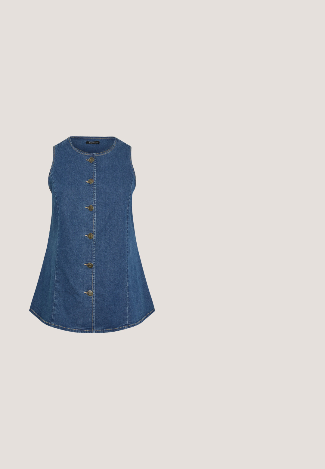 Mouwloze blauwe denim tuniek met ronde hals en zes metalen knopen aan de voorkant, voorzien van subtiele naaddetails en een licht uitlopende zoom.; Lichtblauw, kort mouwen button-up shirt met een kraag, enkele borstzak en oprolbare mouwen. Gemaakt van een gestructureerde stof.; Lichtblauwe linnen shorts met een elastische tailleband en een verstelbaar trekkoord. Het ontwerp is losjes passend met rechte zoom.; Blauwe stof wedge sandaal met een gestructureerde band met een bloemenpatroon, verstelbare enkelband en jute-stijl wedge zool.; Kattenogen zonnebrillen met gouden metalen monturen en blauw getinte lenzen schuin tegen een witte achtergrond.; Kleine handtas met verticale beige, zwarte en blauwe strepen, met gestructureerde stof en lichtblauwe leren handvatten en schouderriem.