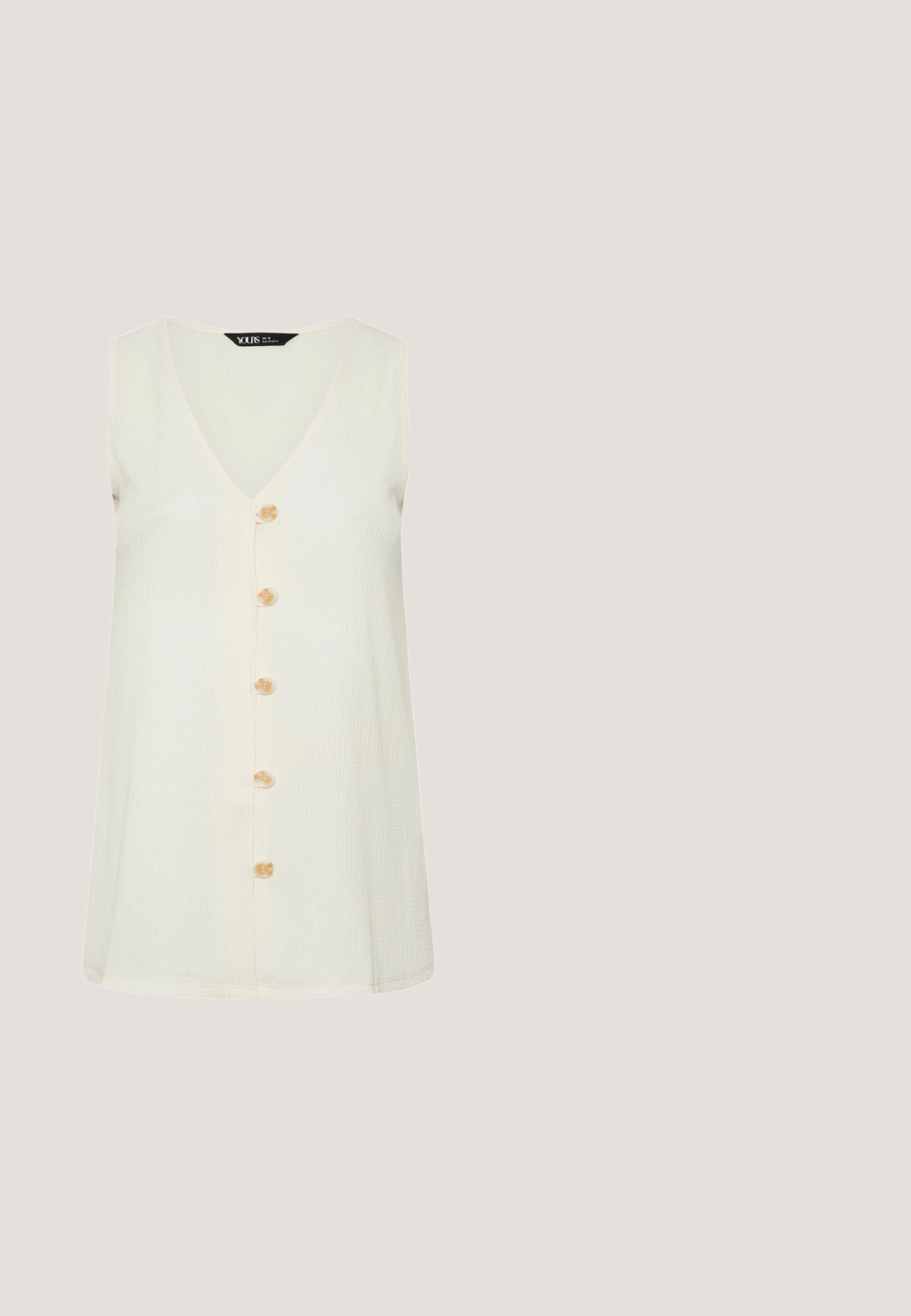 Mouwloze crèmekleurige blouse met V-hals en vijf knopen aan de voorkant, gemaakt van gestructureerde stof.; Lichtblauw, kort mouwen button-up shirt met een kraag, enkele borstzak en oprolbare mouwen. Gemaakt van een gestructureerde stof.; Grijze, lichte loungebroeken met een tailleband met trekkoord, rechte pijpen en subtiele zijnaaddetails voor extra structuur.; Zwarte espadrille-stijl sandaal met brede banden, een gestructureerde wiggenhak en een natuurlijke jute zool; heeft een leerachtige accent.; Bruine doorschijnende oversized vierkante zonnebril met gradient bruine glazen en dunne pootjes, voorzien van het merk "Liu Jo" op het montuur.; Beige gestructureerde leren handtas met korte handgreep en afneembare kettingriem met schildpadmotief schakels en metalen sluitingen.
