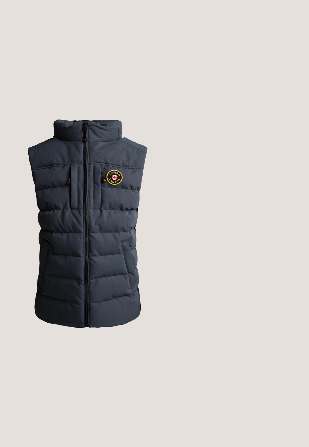 Chaleco acolchado sin mangas de color gris oscuro con cremallera frontal y dos bolsillos verticales en el pecho, con un parche redondo que dice "Zavetti Canada."; Sudadera azul claro hecha de tela suave, con un bolsillo frontal, cordones, puños acanalados y un pequeño logo bordado en el pecho.; Camiseta de algodón azul con cuello redondo y mangas cortas; presenta la palabra "HACKETT" en blanco, centrada en el pecho.; Joggers atléticos en gris claro con una tela texturizada, cinturilla elástica y cordón ajustable con puntas de cuero marrón.; Zapatilla deportiva blanca de corte bajo con suela beige, cordones blancos, lengüeta trasera negra y logotipo "Pepe Jeans London" en el lateral.; Bolso bandolera de cuero gris con cierre de cremallera, bolsillo frontal plano, detalle de logo, correa negra ajustable y textura lisa.