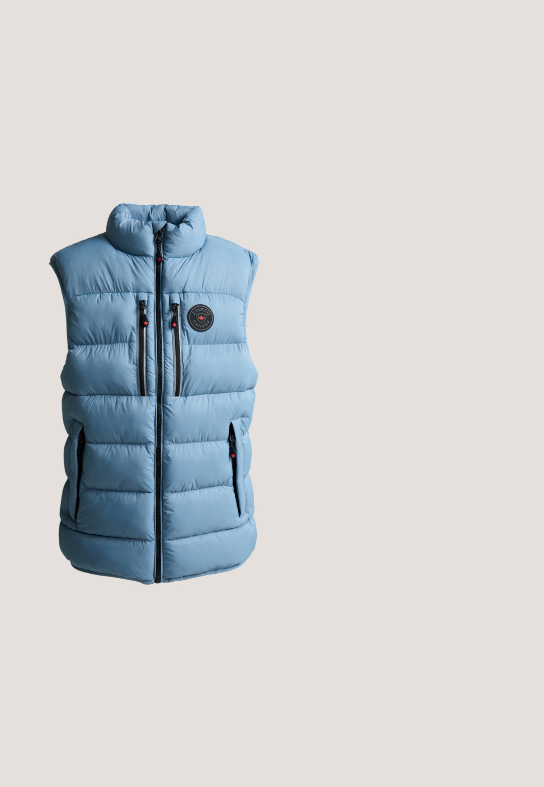 Chaleco azul sin mangas acolchado con cuello alto, dos bolsillos verticales con cremallera en el pecho, dos bolsillos laterales con cremallera y una parche redondo en el pecho.; Sudadera azul marino con cremallera hasta el cuarto, con cuello, puños y dobladillo acanalados con rayas blancas y verdes; pequeño logotipo en el pecho y nombre de la marca cerca del dobladillo.; Camiseta lisa azul marino oscuro de manga corta con cuello redondo, con un pequeño parche cuadrado con el logo en el pecho y texto de la marca en naranja dentro del cuello.; WE Fashion BLUE RIDGE - Vaqueros rectos - dark blue; Zapatilla deportiva azul marino con suela blanca, cordones negros y logo de Bikkembergs en un parche azul y blanco en el lateral.; Riñonera de cuero azul marino con bolsillo delantero con cremallera, correa negra ajustable y parche con logo negro en la esquina frontal derecha.