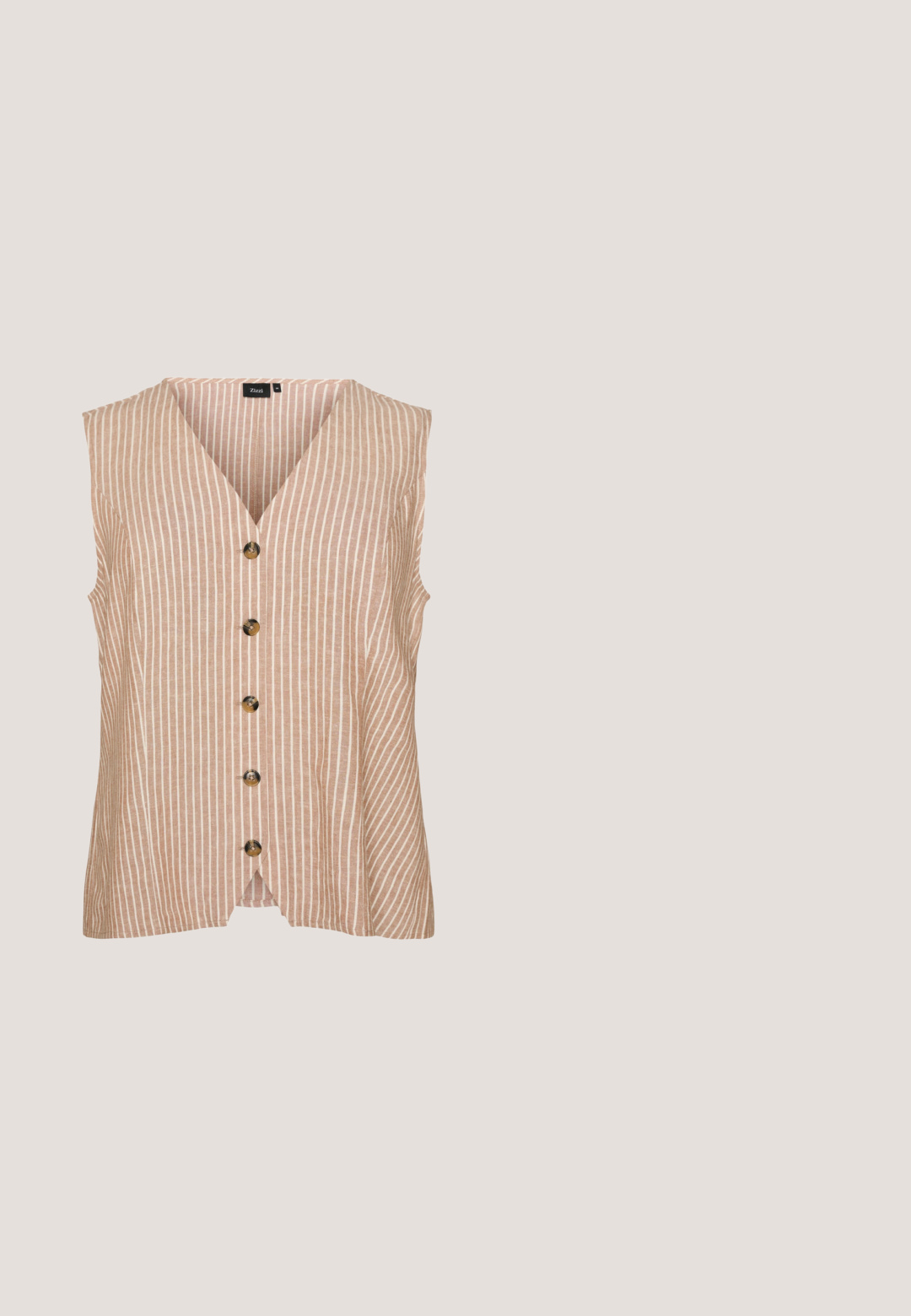 Chaleco beige sin mangas con rayas verticales blancas, escote en V y cinco botones marrones de carey en la parte delantera.; Blusa beige de manga corta con escote en V, detalles texturizados y pliegues en el pecho. Elaborada con un tejido ligero y fluido.; Shorts de algodón beige con cierre de botón, dos bolsillos laterales y un corte recto. Presentan una textura suave y un diseño simple.; Alpargata de cuña beige con plataforma de yute trenzado, punta cerrada y tira ajustable alrededor del tobillo.; CHLOÉ CH0031S - Gafas de sol - brown; Bolso de mano de paja tejido en beige con forma rectangular, que presenta una etiqueta de logo marrón y una superficie texturizada. Cierre de cremallera en la parte superior.