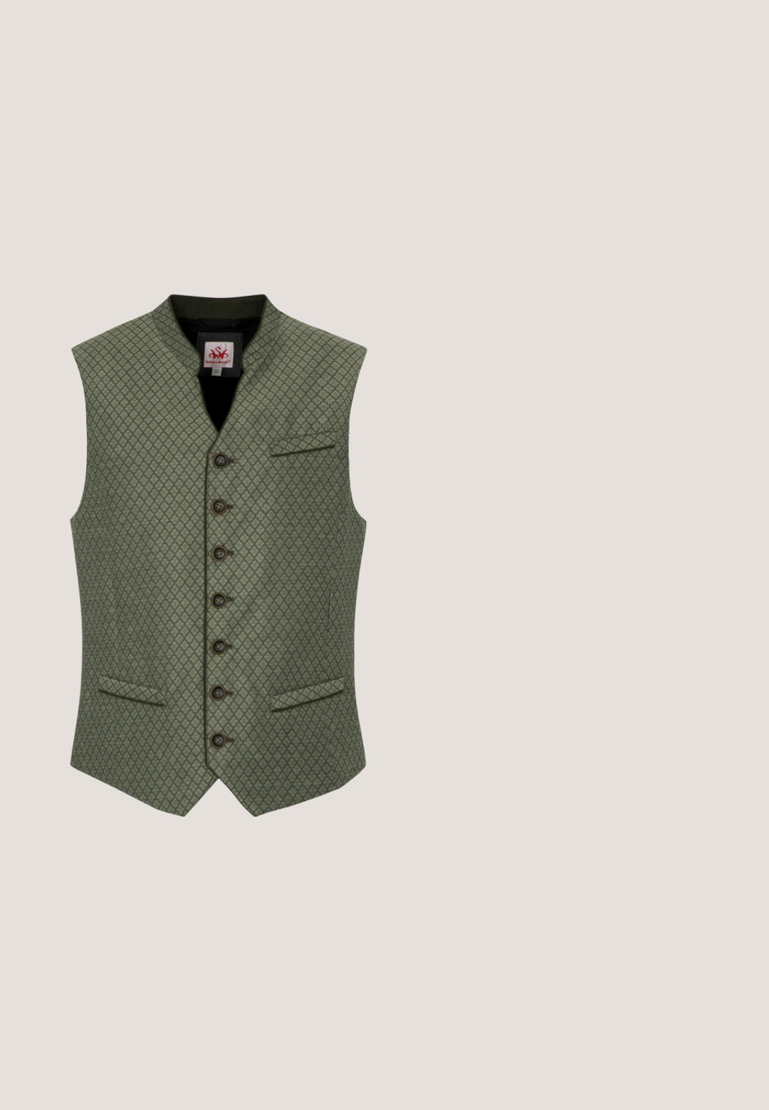 Chaleco verde oliva con patrón de diamantes, seis botones marrones, dos bolsillos delanteros y cuello mao. Tela texturizada.; Camisa blanca de manga larga con cuello mandarín, botones delanteros y un logotipo bordado sutil en el pecho izquierdo.; Pantalones cortos de cuero marrón con patrones florales bordados, un cinturón con una hebilla metálica circular, bolsillos laterales y detalles de botones en el dobladillo.; Zapato de barco de cuero marrón con puntera redondeada, costuras en contraste, diseño con cordones y suela de goma para agarre. Logotipo de Timberland visible.; Gafas de sol rectangulares con montura carey, lentes verde oscuro y patillas negras, inclinadas para mostrar detalles frontales y laterales.; Pulsera de cuero marrón con un cierre metálico plateado y una placa grabada con "FOSSIL" en el centro.