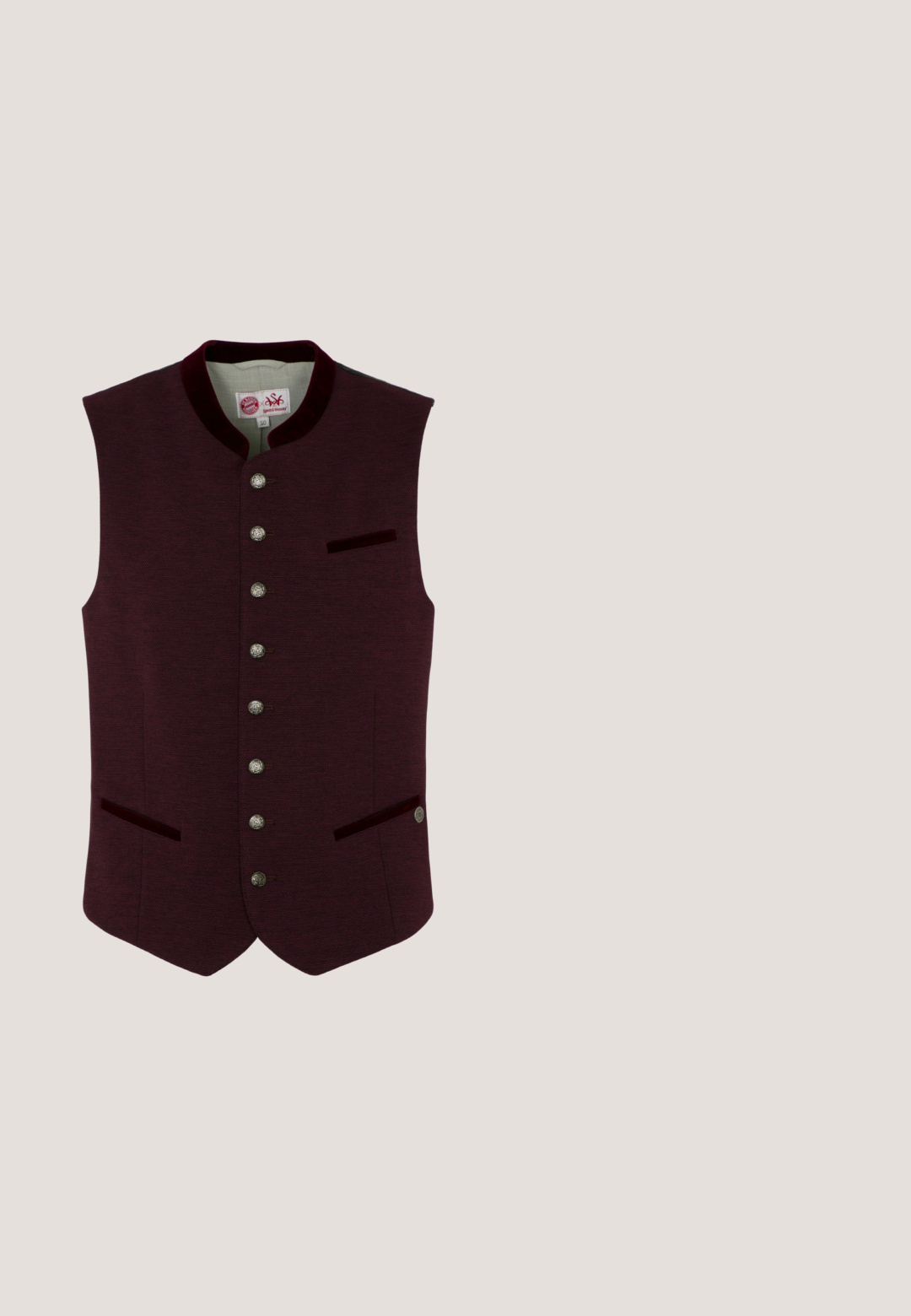 Bordeaux vest met een hoge kraag, voorzien van zilveren knopen, twee voorkruiden met fluweelrand, en een gestructureerde stof voor extra detail.; Langsleeve shirt van witte katoen, met een grijze accent op de manchetten, bruine knopen met decoratieve details en een groen logo op de borst.; Bruine leren shorts met decoratieve borduursels, voorzien van een riem met een metalen gesp, zijzakken en knoopsdetails aan de zoom.; Bruinleren bootschoen met een ronde neus, contrasterende stiksels, vetersluitingen en een rubberen buitenzool voor grip. Timberland-logo zichtbaar.; Rechthoekige schildpadzonnebril met lichtbruine hydrofobe glazen en dunne glazenpoten met het Timberland-logo gegraveerd.; Bruine leren armband met een gevlochten ontwerp, een gladde textuur en een metalen sluiting met een geborstelde afwerking.