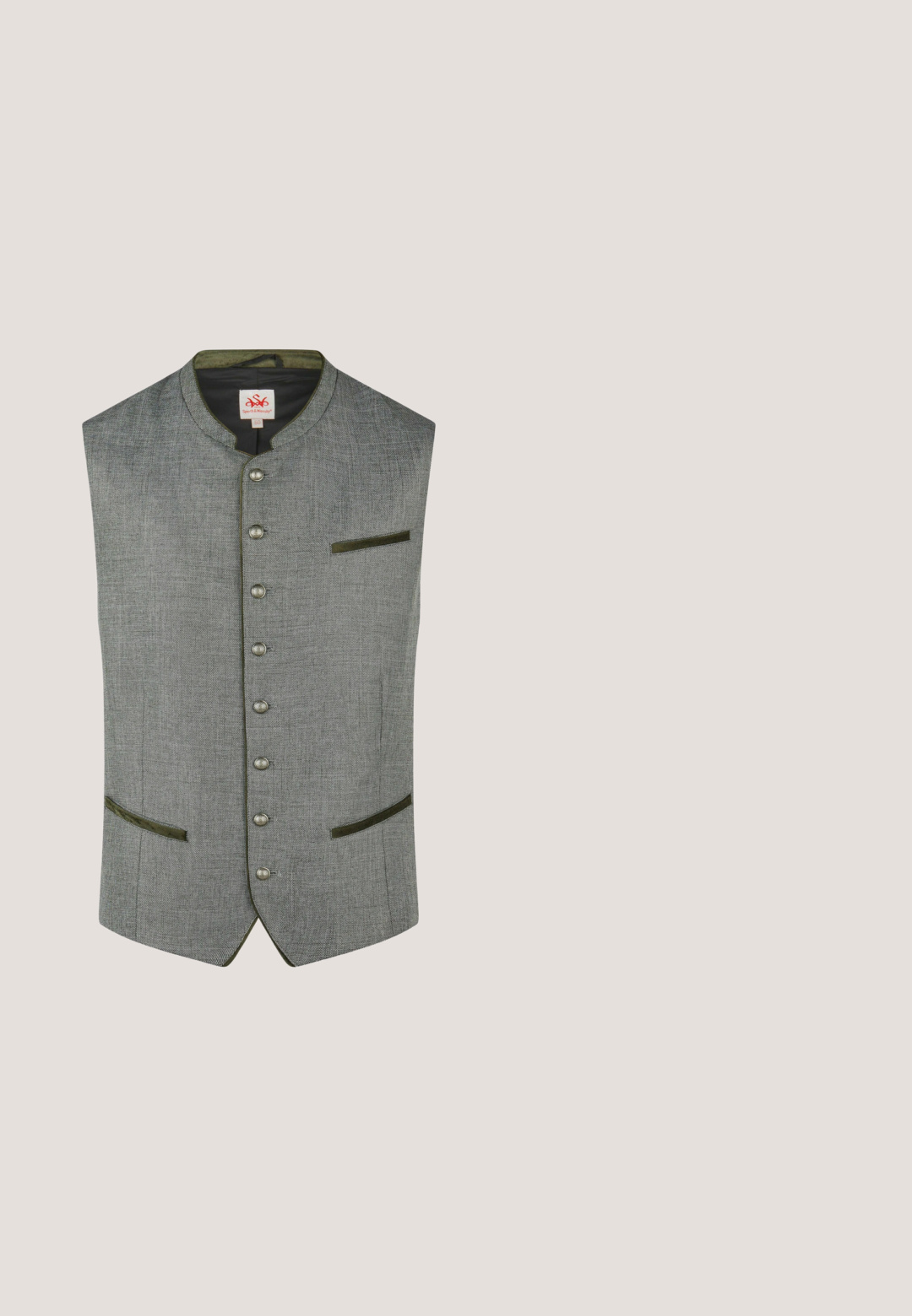 Grijze getextureerde herensbodywarmer met mandarijnkraag, zeven metalen knopen en drie zakken met donkere bies.; Rood en wit geruite langemouwen overhemd met knopen en een kraag, met een voorste knoopsluiting en contrasterende manchetten. Katoenen stof.; Leren shorts in lichtbruin met geborduurde donkere bloemmotieven, decoratieve zilverkleurige gesp en zijzakken met knopenaccenten.; Bruine leren bootschoen met witte stiksels, veterdetails en beige rubberen zool, zijaanzicht op een witte achtergrond.; Tortoisekleurige zonnebril met ronde lenzen en grijze tint. Gemaakt van kunststof met slanke donkere veren, voorzien van logo-accenten aan de zijkanten.; Gevlochten bruin lederen armband met een zilverkleurige metalen sluiting. Inclusief een extra zilverkleurige clip voor maataanpassing.