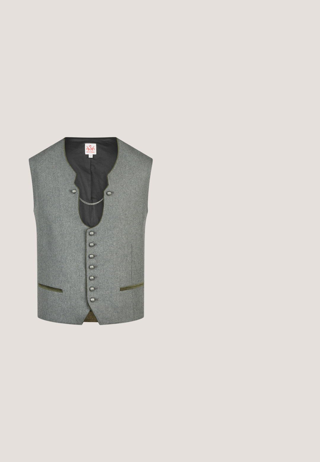 Grijze traditionele gilet met zilveren knopen, donkere voering en twee voorzakken met olijfgroene bies, afgebeeld tegen een witte achtergrond.; Witte blouse met lange mouwen en een mandarinakraag, met zilveren knopen en een bordeauxrood geborduurd logo. De manchetten hebben een rood-wit geruit patroon.; Bruine leren shorts met decoratieve groene borduursels, een zilveren riemgesp en knoopaccenten aan de zijkanten. Gemaakt van textuur en duurzaam materiaal.; Bordeaux leren schoenen met bruine rubberen zolen, ronde neus, witte stiksels en gouden veterogen. Het interieur heeft een gele voering.; Quiksilver WARLOCK - Zonnebril - crw; Heideman Armband - braun