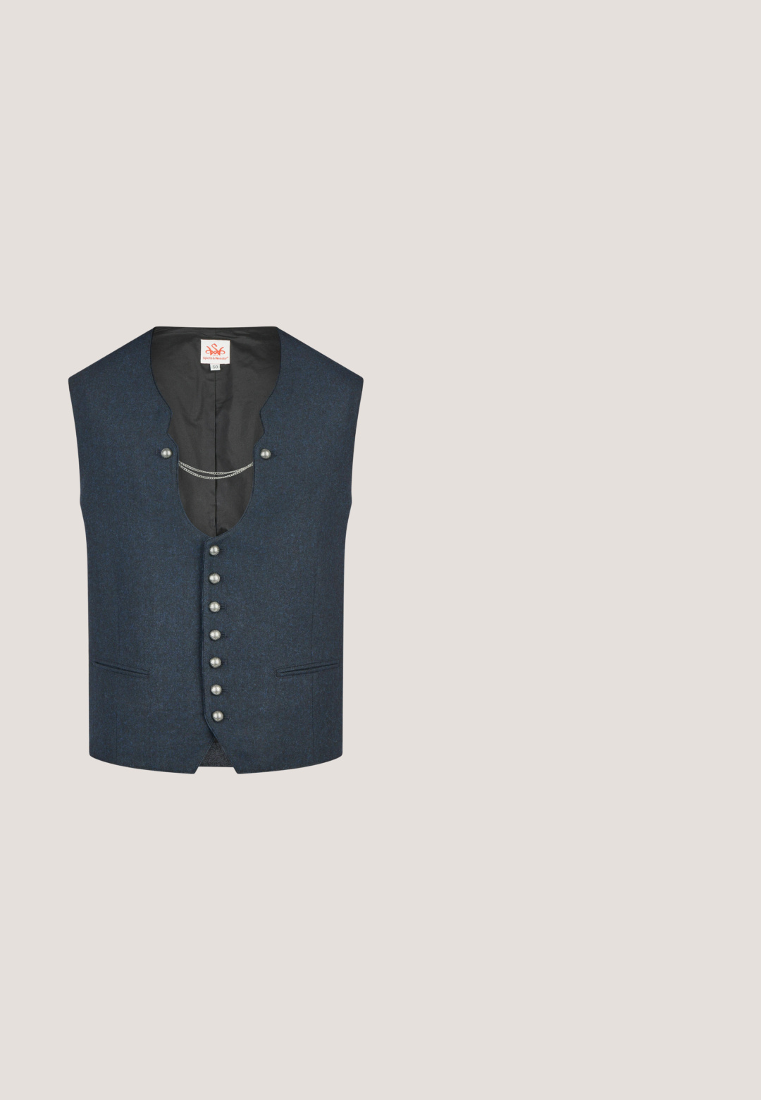 Donkerblauwe traditionele mannenvest met acht zilveren knopen, twee voorzakken, een kettinkdetail en een zwarte voering.; Rood en wit geruite langemouwen overhemd met knopen en een kraag, met een voorste knoopsluiting en contrasterende manchetten. Katoenen stof.; Bruine leren shorts met decoratieve stiksels, een metalen gesp met een hertembleem en zijknopaccenten. Gestructureerd en stijlvol ontwerp.; Bruinleren bootschoen met een ronde neus, contrasterende stiksels, vetersluitingen en een rubberen buitenzool voor grip. Timberland-logo zichtbaar.; Bruine schildpad zonnebril met donkergroene lenzen, rechthoekige vorm, dunne veren en "Polaroid" branding op het frame.; Armband van tijgeroog met afwisselend bruine en gouden bollen, voorzien van een zilveren schedel als centerpiece en getextureerde metalen accenten.