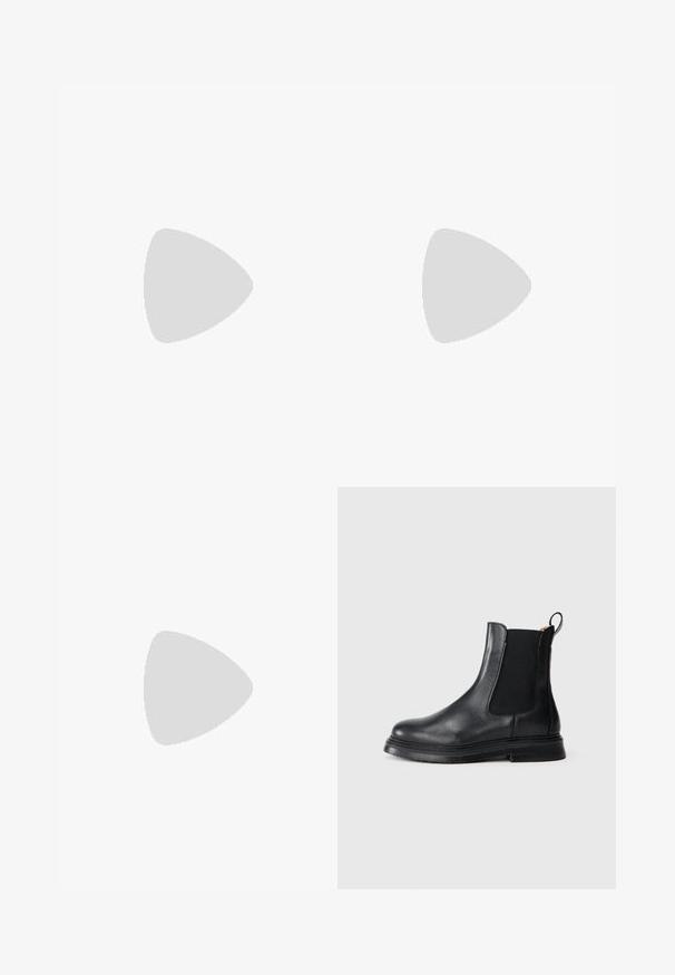 Salopette de maternité noire avec bretelles ajustables et taille à cordon de serrage, conçue pour le confort et la flexibilité.; Bottines Chelsea en cuir noir avec des panneaux latéraux élastiques, bout arrondi et semelle en caoutchouc noir texturé. Dispose d'une languette pour un enfilage facile.; Sac cabas en cuir noir avec deux poignées, une bandoulière amovible, une fermeture à rabat magnétique et une texture lisse. Fermeture supérieure zippée et surpiqûres décoratives.; Boucles d'oreilles en argent présentant un design abstrait distinctif avec des formes irrégulières et une finition brillante. Comprend une attache à tige pour fixation.
