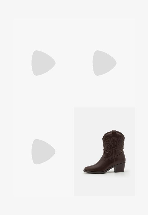 Denimskjorte og jumpsuit med vide ben i lys blå. Har krave, knaplukning, lange ærmer og en bælte i taljen for pasform.; Brune læder cowboystøvler med spidse tæer, præget vinge mønster, en midhøj blokhæl og en pull-tab bagpå.; Brun ruskinds håndtaske med to top-håndtag, en front knude detalje og kontrasterende syninger. Blød tekstur og struktureret form.; Brunt læderbælte rullet sammen med en skinnende gylden rektangulær spænde og lille rund metal logo nær spidsen.