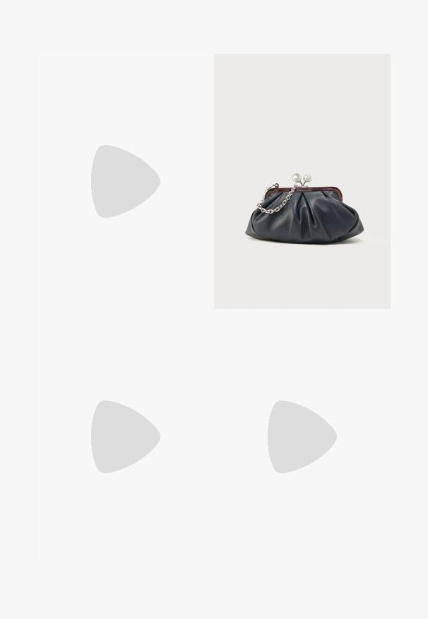 Denim-halterimekko, jossa on avainaukko-kaula-aukko, tiukka vartalo-osa ja levenevä röyhelöhelma. Tumansinisestä kankaasta, jossa on näkyvät ompeludet.; STAND STUDIO KELSEY - Korolliset pistokkaat - black; Merensininen nahkainen kukkaro, jossa poimutettu muotoilu, hopeaketju hihnana ja kissalukko suljetus. Pehmeä pinta, jossa hienovarainen kiilto.; Pari kiiltäviä hopeisia paksuja rengaskorvakoruja, joissa on tikkulukot, valkoisella taustalla.