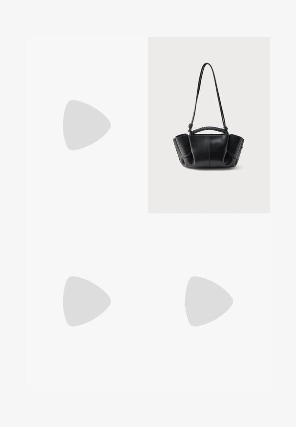Combinaison en denim bleu sans manches avec jambes larges, fermeture éclair avant, col structuré et détails de coutures sur toute la surface.; Sandale mule en cuir noir avec deux larges brides et un talon stiletto fin de hauteur moyenne sur un fond clair uni.; Sac à main en cuir noir avec une silhouette courbe, des côtés froncés, une anse tressée et une longue bandoulière fine sur fond blanc.; Paire de boucles d'oreilles créoles dorées et brillantes avec des maillons circulaires épais sur un fond gris clair uni.
