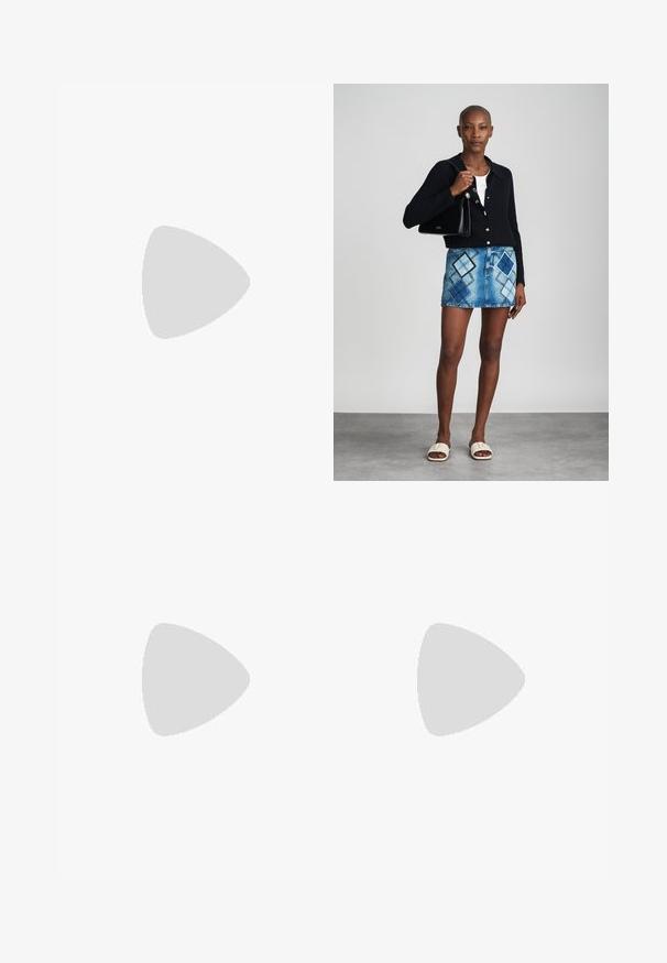 Sort blonde bodysuit med lange ærmer, høj krave og blomstermønster, der dækker hele overfladen. Tæt siddende design med gennemsigtig tekstur.; Blå og lilla dyreprint maxi kjole med tynde stropper, en tætsiddende bodice, flagrende kant og gennemsigtig overlay-detaljering.; Sort striktrøje, hvid top, denimnederdel med blå og sort diamantmønster, sort håndtaske og beige slidesandaler.; Sølvskulpturelle øreringe med glatte, buede former og reflekterende overflader. Har et lukket hoop-design og en markant organisk form.