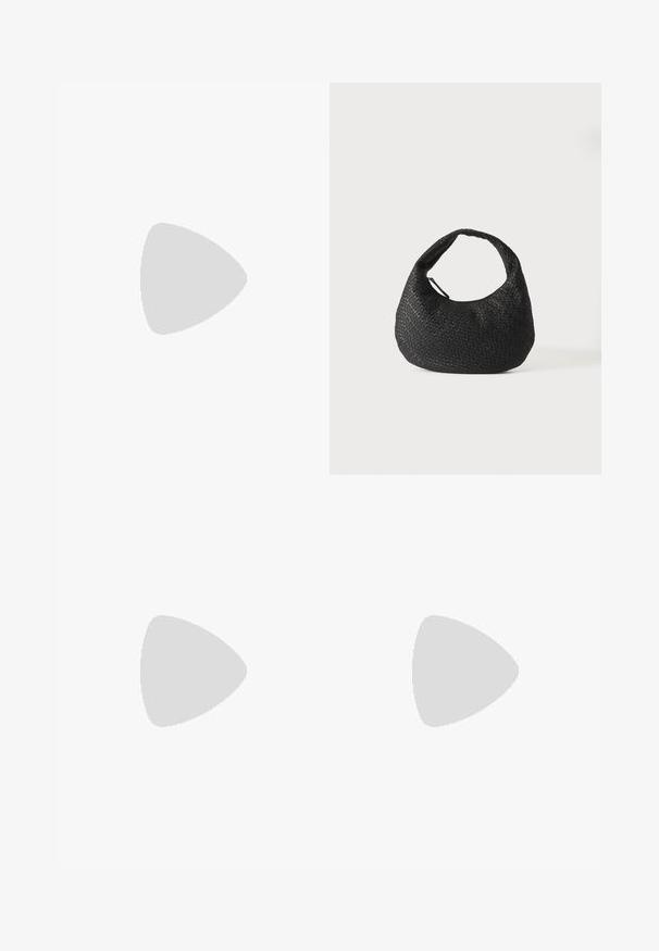 Zwart getextureerd tweedelig outfit met een kortemouwen coltop met knopen en wijde broek, gemaakt van lichte stof.; Zwarte teenflip-flop van glad leer, met een dunne band en een platte zool met een minimalistisch profiel. Geen opvallende patronen of accenten.; Zwarte geweven leren handtas met een gebogen handvat en een maansikkelvormig lichaam, weergegeven op een eenvoudige witte achtergrond.; Een paar gladde, glanzende zilveren ovale objecten die naast elkaar zijn geplaatst op een eenvoudige witte achtergrond.