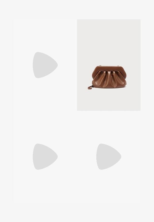 Marella BANANA - Combinaison - blu; Sandale à enfiler en cuir marron avec des découpes et un petit talon plat, vue de côté sur fond clair uni.; Pochette en cuir marron au design plissé et structure rigide en haut, équipée d'une petite anse pour poignet et de détails de fermoir dorés.; Boucles d'oreilles en forme de clou de couleur or, avec une forme lisse et arrondie et une surface réfléchissante, mettant en avant un design minimaliste sans motifs visibles.