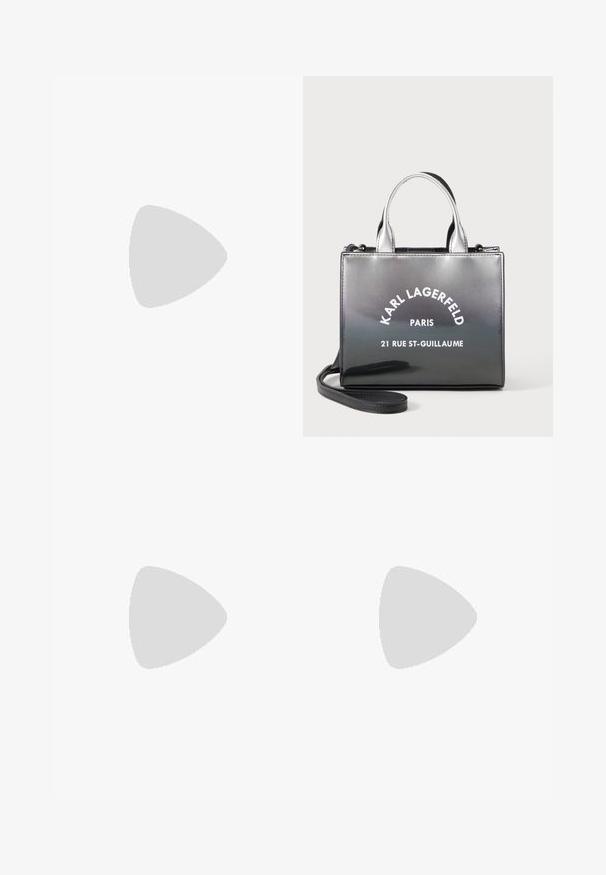 Trägerkleid aus dunkelgrauem Denim, mit einem taillierten Oberteil, zwei Vordertaschen und einem geraden Rocksaum mit sichtbaren Nähdetails.; NEOUS AURIGA - Pantolette hoch - cream; Glänzende schwarze und silberne Karl Lagerfeld Handtasche mit oberen Griffen und abnehmbarem Schulterriemen, gebrandmarkt mit „Paris 21 Rue St-Guillaume“.; Schwarze Perlenkette mit kleinen, facettierten Perlen an einer dünnen Goldkette, mit einem verstellbaren Verschluss für Größenvariationen.