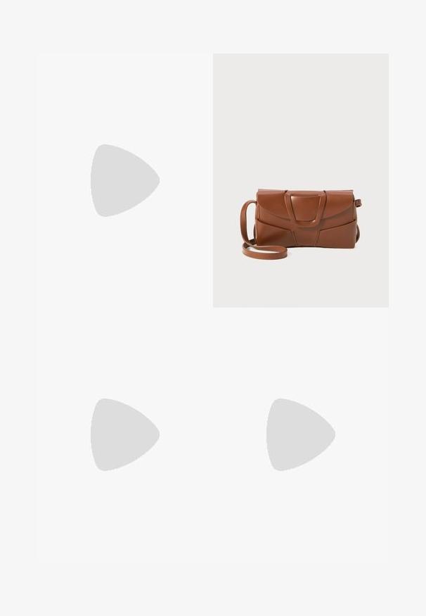 Combinaison marron sans manches avec col en V drapé, taille cintrée avec ceinture nouée et pantalon à jambes larges sur fond uni.; Mule beige à talon compensé avec un design ajouré sur le côté, avec un bout pointu et un talon bas.; Sac à main en cuir marron au design élégant, avec un rabat structuré, un fermoir marqué et une bandoulière réglable pour plus de polyvalence.; Boucles d'oreilles en métal doré en forme de créoles, ornées de deux pendentifs en perles, l'une rose et l'autre blanche, avec une surface lisse et brillante et un design minimaliste.