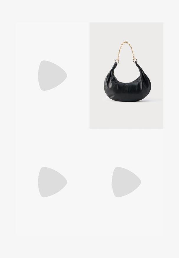 Sort jumpsuit med et hvidt abstrakt linjemønster, korte ærmer, V-hals og bånd i taljen. Stoffet har et blødt, tekstureret udseende.; Sort læder slide sandal med to justerbare remme med spænder, hvilende på en tekstureret blå overflade, med en sløret polstret genstand i baggrunden.; Sort læderhåndtaske i halvmåneform med gyldent kæderem og lynlås på siden.; Sølv stjerneformede øreringe med en glat, poleret finish på en ensfarvet hvid baggrund.