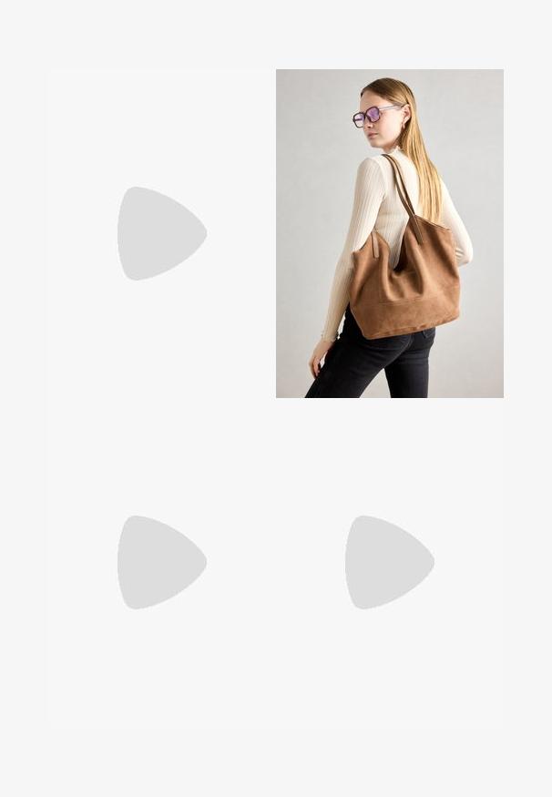Mono corto rojo de manga corta con escote redondeado, cintura ceñida y tela fluida. Presenta un ajuste relajado y diseño de pantalones cortos.; Sandalia deslizante de pana beige con dos correas ajustables y herrajes en tono dorado, que presenta una entresuela de corcho y una suela exterior de goma blanca.; Bolso de tote de ante marrón con textura suave, gran abertura y asas largas. Presenta un diseño sencillo con costuras visibles y sin herrajes.; Brazalete de oro con una superficie lisa y brillante, que presenta una forma redonda y un sutil detalle de cierre.