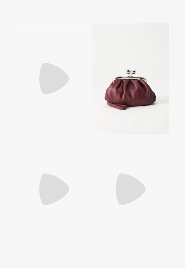 Combinaison marron sans manches avec col en V drapé, taille cintrée avec ceinture nouée et pantalon à jambes larges sur fond uni.; Mule en daim marron à talon haut avec bout pointu et talon aiguille fin sur fond clair uni.; Petit sac pochette en cuir bordeaux avec fermoir métallique argenté et bracelet sur fond blanc.; Boucles d'oreilles en clip argentées avec un design en spirale, présentant une texture métallique lisse et des formes arrondies. Pas d'embellissements ou de motifs visibles.
