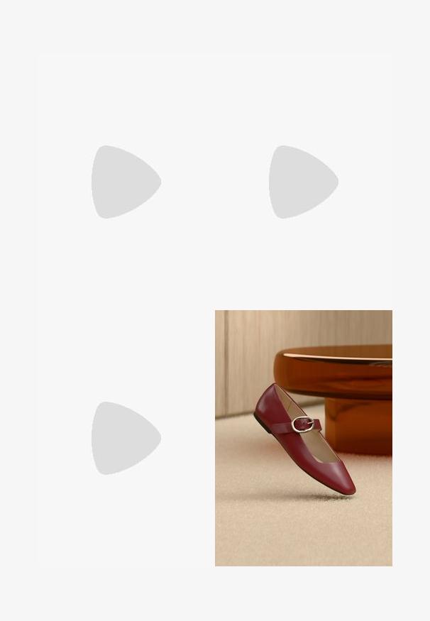 Balles en denim bleu foncé avec manches longues, boutons sur le devant, col classique et jambes larges. Détails de couture distinctifs tout au long.; Chaussure plate Mary Jane en cuir rouge avec une bride à boucle argentée, posée sur un tapis beige près d'une table ronde marron.; Sac à main en cuir bourgogne avec un design froncé, accents en métal doré et une bandoulière détachable ; présente un détail de logo sur le devant.; Guess STYLISH  - Boucles d'oreilles - silver-coloured