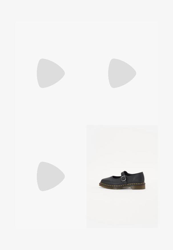 Salopette courte en lin beige avec larges bretelles, poche avant, boutons en bois et taille froncée sur fond uni.; Chaussures Mary Jane en cuir noir avec un bout rond, boucle ajustable, coutures jaunes et une semelle en caoutchouc brun épaisse.; Petit sac d'épaule crocheté de couleur blanc cassé avec une seule poignée et une étiquette rectangulaire de la marque LeGer à l'avant.; Boucles d'oreilles en argent avec une finition polie, présentant une forme circulaire et une fermeture à charnière. Texture lisse avec un minimum de détails.