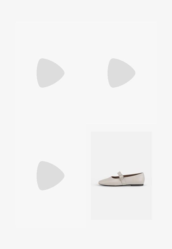 Musta-valkoiset raidalliset haalari, jossa on V-pääntie, ohuet hihnat ja solmittava vyötärö. Materiaali näyttää kevyeltä ja sileältä.; Beige nahkaholkkarit Mary Jane, joissa on terävä kärki, nilkkahihna ja hopeinen solkiyksityiskohta, matalalla mustalla korolla.; Valkoinen keinonahkainen käsilaukku, jossa on jämäkkä kolmion muoto, yksi säädettävä olkahihna ja kaareva läppäkiinnitys.; Pilgrim Korvakorut - gold-coloured