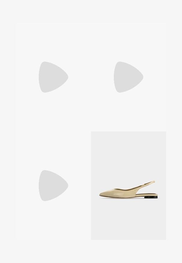 Creme satin jumpsuit med høj hals, tætsiddende buste og vidde ben. Har et lille logo-detail nær taljen. Glat struktur.; Beige spids tå slingback flad sko med lav sort hæl og en glat læderfinish, vist fra siden på en ensfarvet baggrund.; Kremfarvet rektangulær håndtaske med en enkelt rem og lynlås øverst, med en lille præget logo-plakette foran.; Klare akryl hoops øreringe med guld accenter, der har et buet design og en transparent lås. Glat tekstur, minimalistisk stil.