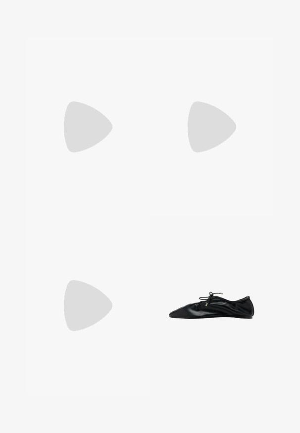 Sort jumpsuit med hvide prikker, ærmeløs design, indsnævret talje med bælte, brede bukser og en nøglehulskæring i ryggen.; Sort ballerinasko i læder med samlet tå og snøre med metalender, minimalistisk og elegant set fra siden.; Sorte ovale solbriller med tykke stel og mørke glas vist på en ensfarvet hvid baggrund.; Sort læder skuldertaske med en enkelt tynd rem og lynlåslukning, vist mod en hvid baggrund.