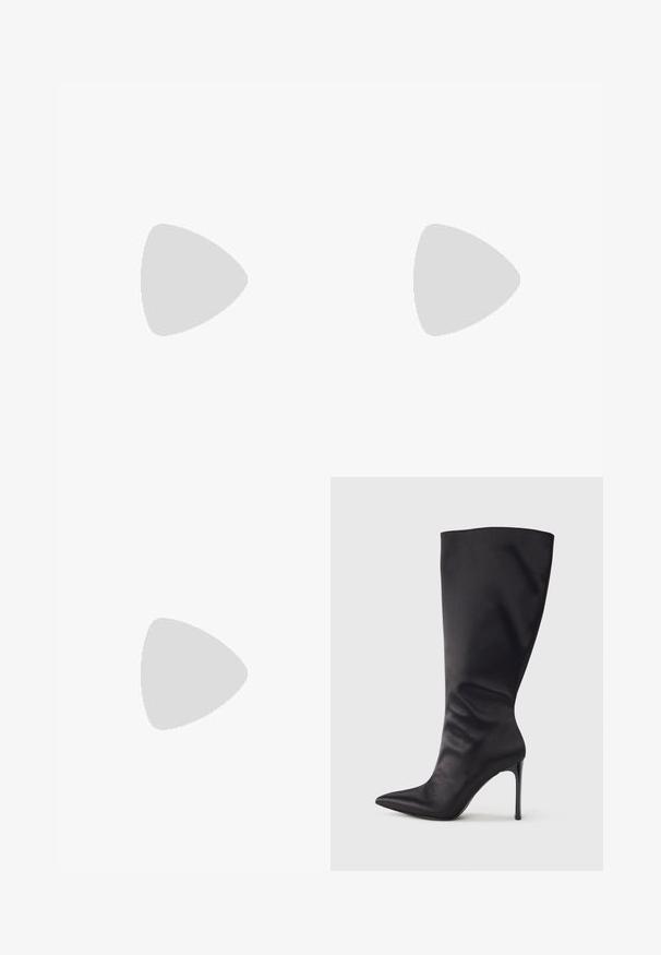 Mono negro con cremallera frontal, diseño sin mangas, cuello alto y piernas anchas. Tela suave y texturizada con sutiles detalles de costura.; Bota negra hasta la rodilla con tacón de aguja, hecha de material liso y elegante; punta puntiaguda; ajuste ceñido con un sutil fruncido cerca del tobillo; tacón brillante.; Bolso de mano de cuero negro con forma redondeada, decorado con detalles de tachuelas plateadas y un asa corta. Textura lisa y cierre con cremallera.; Pendientes de aro plateados en forma de corazón, con hebras en cascada de strass transparentes que aportan un brillo y textura adicionales.