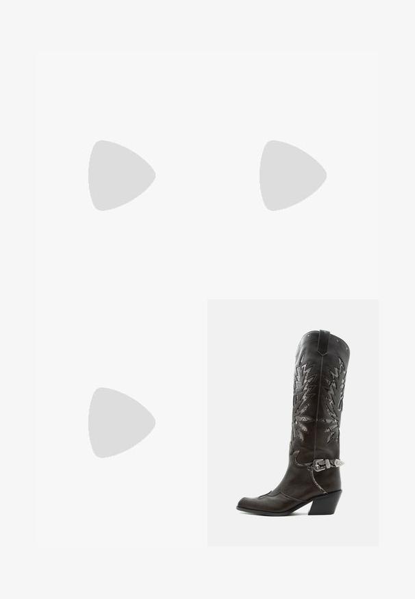 Brun fløjl jumpsuit med krave, lange ærmer, flagrende ben, brystlommer og metalknapdetaljer. Glat tekstur og tætsiddende design.; Sort læder cowboystøvle med dekorative udskæringer, sølvspænde og skrå hæl, vist på hvid baggrund.; Mørkebrun læder skuldertaske med en blød, afslappet form og et snoet knudehåndtag på en ensartet hvid baggrund.; Sort læderbælte med en stor sølvmetalspænde, der har indviklede detaljer og dekorative accenter i begge ender.