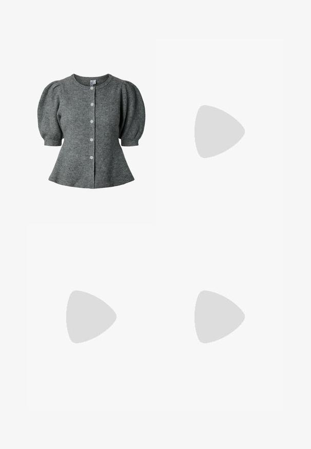 Cardigan gris en maille à manches courtes bouffantes, col rond, six boutons devant et taille légèrement évasée.; Blouse florale en tissu léger teal transparent ; présente un col froncé, des manches longues et de petits motifs de fleurs multicolores sur l'ensemble.; Short en jean bleu avec poches avant et poche monnaie, fermeture par bouton métallique, passants de ceinture et détail chaîne décoratif le long de la taille.; Escarpin slingback en cuir verni noir avec deux brides avant à boucle et un talon épais évasé de 6 cm sur fond clair uni.