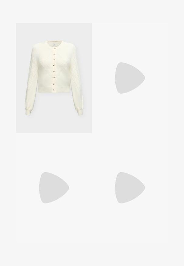 Cárdigan de punto blanco crema con mangas largas, patrones decorativos de diamantes y cables, y cierre frontal con seis botones.; Vestido negro de flores con mangas cortas, cuello, cintura ceñida con cinturón y cierre delantero con botones. Presenta grandes patrones florales en color beige por toda la prenda.; Piernas con leggings oscuros acanalados combinados con bailarinas negras que presentan pequeños detalles de lazo sobre un fondo blanco.; Pequeño bolso beige con asa superior, correa desmontable, solapa frontal y lazo decorativo horizontal sobre un fondo liso.