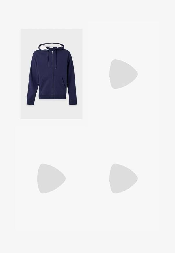 Marineblauer Kapuzenpullover mit Reißverschluss vorne, Fronttaschen, verstellbarer Kordelzugkapuze und weißem Innenfutter in der Kapuze.; Schlichtes weißes T-Shirt mit kurzen Ärmeln und Rundhalsausschnitt mit einem kleinen schwarzen Pflegeetikett am unteren Saum auf hellgrauem Hintergrund.; Helle graue, gerade geschnittene Hose aus strukturiertem Stoff. Verfügt über einen Frontknopfverschluss und Gürtelschlaufen. Keine sichtbaren Muster oder Akzente.; Weißer Sneaker aus glattem Leder, runde Zehenpartie, minimalistisches Design, graue Fersenkante und strukturierte Gummisohle.