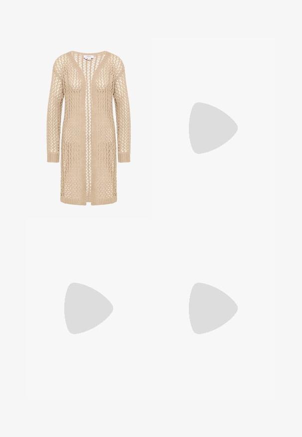 Beige strikket cardigan med løs, åben vævning, som har V-hals, lange ærmer og lige snit. Ingen lukninger; let design.; Maxikjole med lange ærmer, knappelukning foran og flerfarvet paisleymønster i nuancer af brun, rød og creme.; Brune ruskind ankelstøvler med spidse tæer, mellemhøj blokhælt og minimal syning for et elegant udseende.; Brun ruskind crossbody taske med lange frynser og en matchende lille pung, begge med guldfarvet hardware.