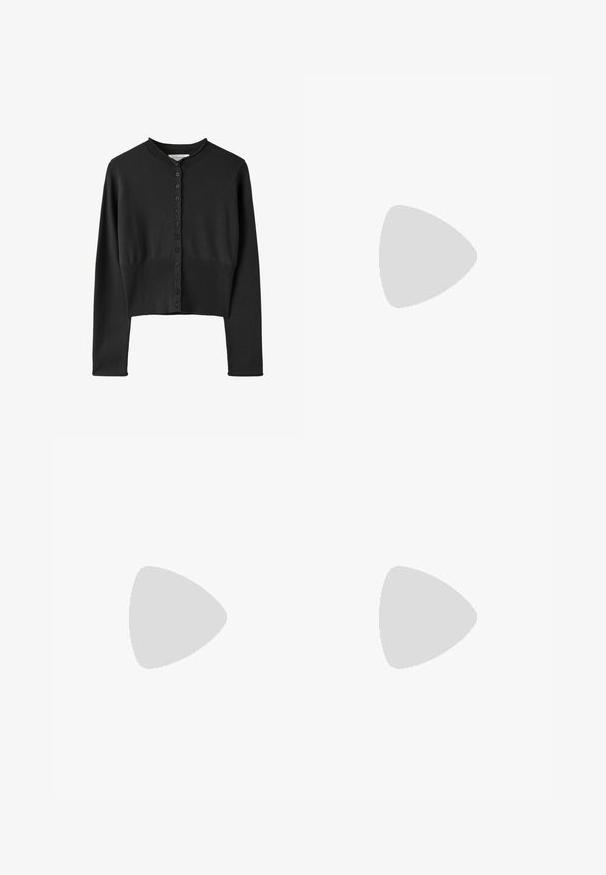 Sort langærmet cropped cardigan med rund halsudskæring og knaplukning foran, med ribdetaljer ved taljen og kanten.; Sort kortærmet t-shirt i bomuld med rund halsudskæring, standard pasform og synlig indvendig halsmærkat.; Sort A-formet midi-nederdel med elastisk talje og diskrete læg, vist på hvid baggrund.; Sorte læder balletflade med rund tå, en enkelt rem over vristen og en lav, rektangulær hæl. Glat tekstur.