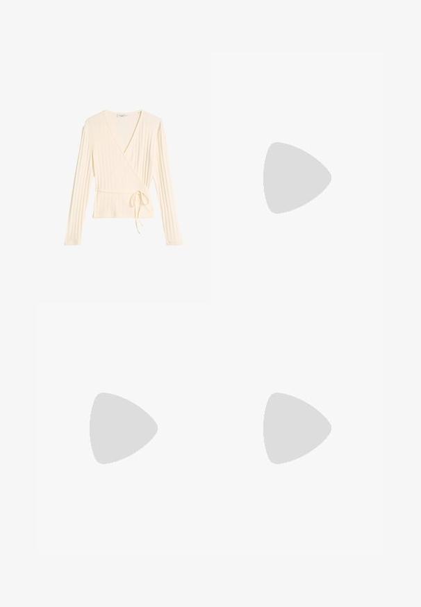 Cremafarbener, gerippter Strick-Wickelpullover mit langen Ärmeln und seitlicher Bindung in der Taille, auf weißem Hintergrund dargestellt.; Hellrosa Spitzenbody mit Spaghettiträgern und glatter oberer Partie vor hellem einfarbigem Hintergrund.; Rosa plissierter Midirock mit einer Spitzenunterlage und einem gerafften Taillenbund, dargestellt auf einem weißen Hintergrund.; Pretty Ballerinas Klassischer Ballerina - black/beige