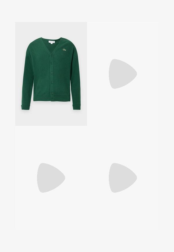 Cardigan verde hecho de material de punto, con cuello en V, mangas largas y botones en la parte delantera. Pequeño logo bordado en el pecho izquierdo.; Camisa henley de manga larga blanca con una tela de canalé texturizada, placket de tres botones y logo de cocodrilo bordado en verde en el pecho.; Pantalones jogger beige con cintura y puños elásticos, que presentan un pequeño logo de cocodrilo verde bordado en el muslo derecho.; Zapatilla blanca con acentos negros, material sintético, punta redonda, diseño con cordones, parte superior texturizada y suela de goma con patrón de agarre.