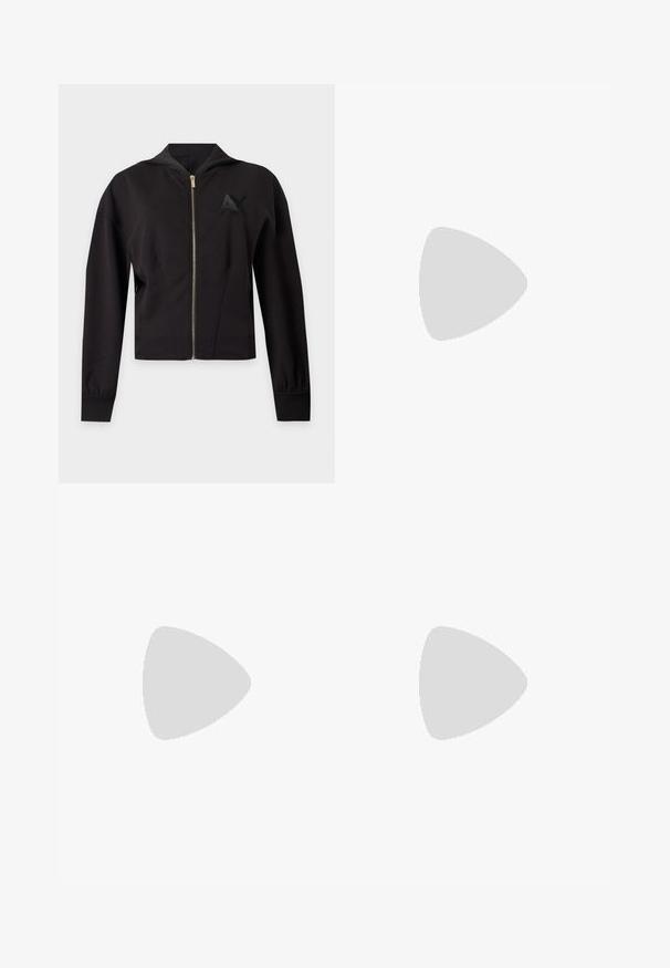 Sweat à capuche noir à manches longues avec fermeture éclair sur le devant et logo discret "AX" sur la poitrine gauche, présenté sur un fond uni.; T-shirt noir à manches courtes avec col en V, petit patch logo sur le côté gauche de la poitrine et étiquette intérieure au niveau de l'encolure.; Jean bleu à jambes larges avec fermeture devant à bouton et zip, poches avant et arrière, et détails subtils d'effilochage.; Baskets discrètes de couleur blanc cassé avec lacets sur le devant, marquage en relief subtil sur le côté et languette noire au talon, sur un fond uni.