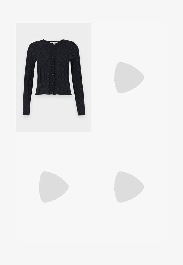 Zwarte cardigan met een V-hals, lange mouwen en een gestructureerd geruit patroon, met een knoopsluiting aan de voorkant en een geribbelde zoom.; Zwarte korte mouwen top van zacht stof, met een ronde halslijn en een aansluitende vorm met subtiele schouderaccenten. Etiket zichtbaar.; Donkergrijze jeans van denim, met een rechte pijp, vijf zakken en zichtbare stiksels. Knopenfly sluiting bij de taille.; STAND STUDIO KELSEY - Muiltjes met hak - black