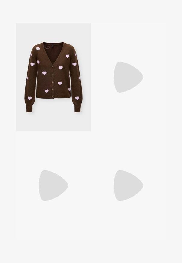 Cardigan marron à boutons avec des motifs de cœurs roses répartis régulièrement sur le devant et les manches, avec un col en V et des manches longues.; Débardeur sans manches noir avec un décolleté carré, fabriqué en tissu lisse ; design ajusté sans motifs ni accents en métal.; Jean bootcut marron foncé avec bouton et fermeture éclair, poches avant et arrière, présenté à plat sur un fond blanc uni.; Chaussure plate noire texturée avec un bout arrondi et un petit talon, affichée de profil sur un fond clair uni.