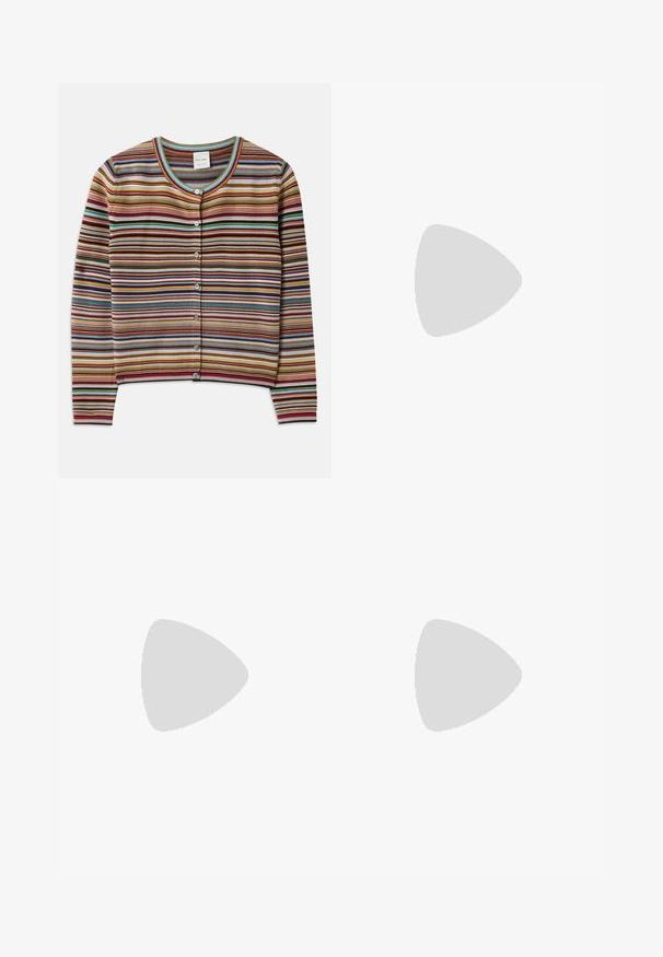 Gestreifter Cardigan mit Rundhalsausschnitt, der mehrfarbige horizontale Streifen in Rot, Braun, Teal und Gelb aufweist, sowie fünf vordere Knöpfe.; Weißes Kurzarmhemd aus weichem, geripptem Stoff. Runder Ausschnitt; lockere Passform mit leichten Cap-Ärmeln. Markenetikett am Ausschnitt sichtbar.; Dunkelblaue Schlagjeans aus Denim mit hoher Taille, normalen Taschen und leichter Ausbleichung des Stoffes.; Schwarze Leder-Ballettschuhe mit abgerundeter Spitze, glatter Textur, minimalen Nähdetails und einem flexiblen Sohlen-Design.