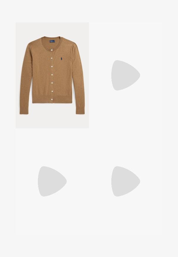 Kamelinruskea, pitkähihainen napitettava neuletakki pyöreällä pääntiellä ja pienellä tummansinisen kirjotulla logolla vasemmassa rinnassa.; Sininen pitkähihainen nappipaita, jossa on terävä kaulus ja vasemmassa rinnassa pieni kirjailtu logo, esitetty valkoisella taustalla.; Vaaleansiniset farkut suoran lahkeen muotoilulla, joissa on kaksi etutaskua ja nappikiinnitys vyötäröllä. Sujuva pinta.; Ruskea mokkanahkainen loafer kultahevosbitrudiinillä, roikkuen puisella penkillä, taustalla vihreää ruohoa.