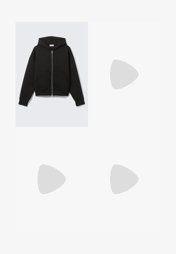 Zwarte hoodie met rits, vastgenaadde kap en voorzakken in kangoeroestijl, plat uitgespreid op een lichte achtergrond.; Wit mouwloos katoenen top met ronde hals en gestructureerde schouders, met het merk "WEEKDAY" op het label in de kraag, afgebeeld op een lichtgrijze achtergrond.; Zwarte op maat gemaakte knielange short met riemlussen, zijzakken, knoopsluiting en voorplooien, plat gelegd op een witte achtergrond.; Zwarte leren loafer met dikke geribbelde zool en pennyriemdetail, getoond in rechter zijprofiel op witte achtergrond.