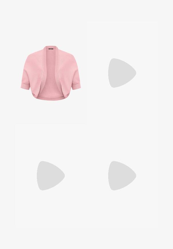 Zacht roze gebreide shrug met korte mouwen, geribbelde open voorkant en aangesloten boorden, ontworpen om over tops of jurken te dragen.; Roze mouwloze jurk met een voorknoopdetail en een uitlopende rok. Gemaakt van zachte stof met een gladde textuur. Verstelbare dunne bandjes.; Roze fluwelen ballerina met spits toe, dunne zool en gebonden strik bovenop.; Witte parelarmband met meerdere strengen, met parels van verschillende groottes. Vastgebonden met een doorschijnende witte lintstrik.