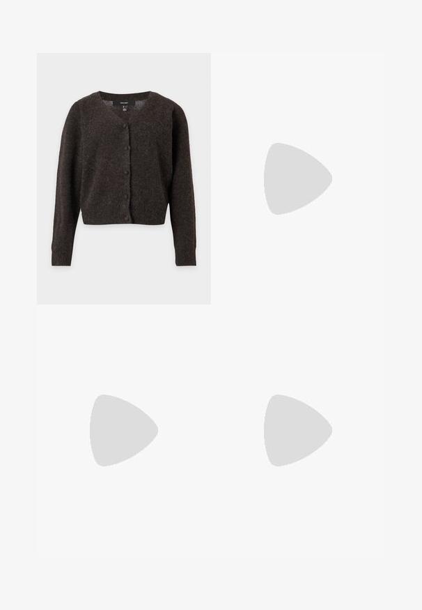 Cardigan de punto borroso color marrón oscuro con mangas largas, escote redondo y pequeños botones cubiertos de tela en la parte delantera.; Camiseta negra de manga corta con cuello redondo, hecha de suave tela de algodón, que presenta un diseño simple y sin patrones ni acentos visibles.; Pantalones cortos de mezclilla azul claro con botón frontal, cremallera, presillas para cinturón y bolsillos delanteros, colocados planos sobre un fondo blanco.; Mula de charol negro con punta abierta, tacón bajo y delgado, y diseño deslizable sobre un fondo gris claro.