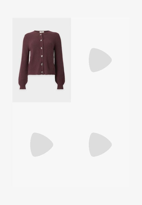 Mørkelilla strikket cardigan med lange ærmer og seks ujævne sølvknapper foran på en ensfarvet lys baggrund.; Langærmet, ribbet top i mørkegrå. Har en rund halsudskæring og tætsiddende silhuet. Fremstillet af et strækbart stof for komfort.; Mørkeblå vidde denimjeans med forlommer, knap- og lynlåslukning samt synlige kontrastsyninger.; Ben iført mørke ribbede leggings kombineret med sorte balletsko med små sløjfedetaljer på hvid baggrund.
